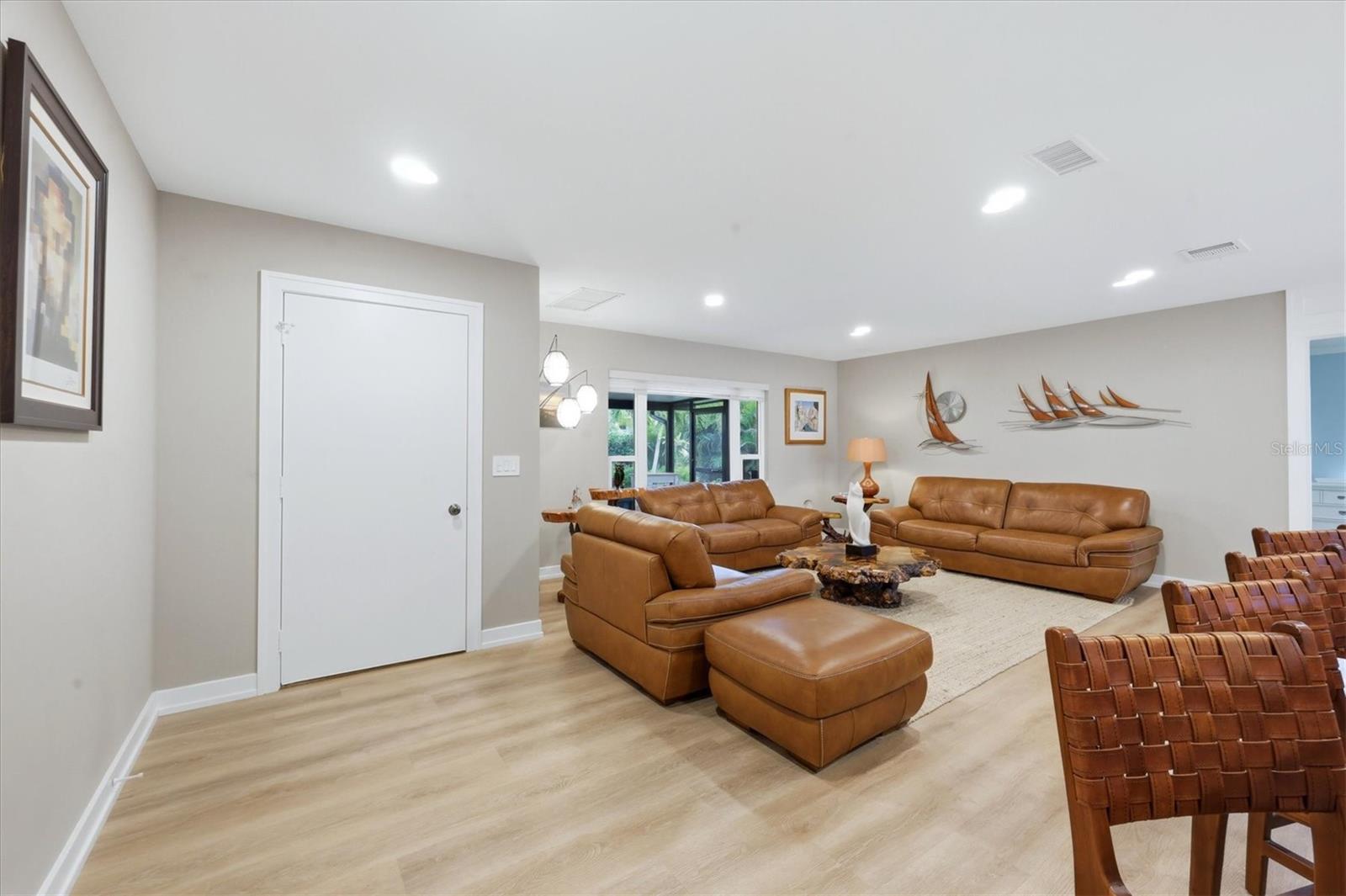 Listing photo id 16 for 440 Gate Drive