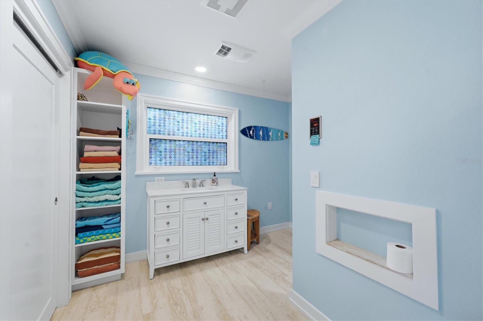 Listing photo id 25 for 440 Gate Drive