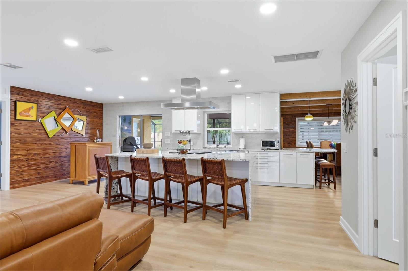 Listing photo id 5 for 440 Gate Drive