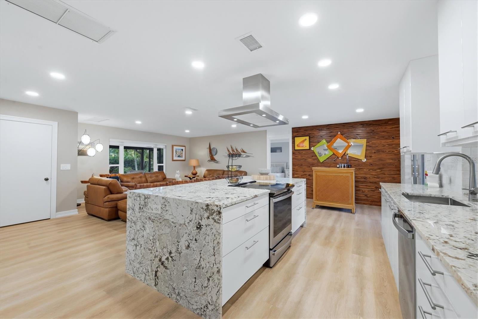 Listing photo id 7 for 440 Gate Drive