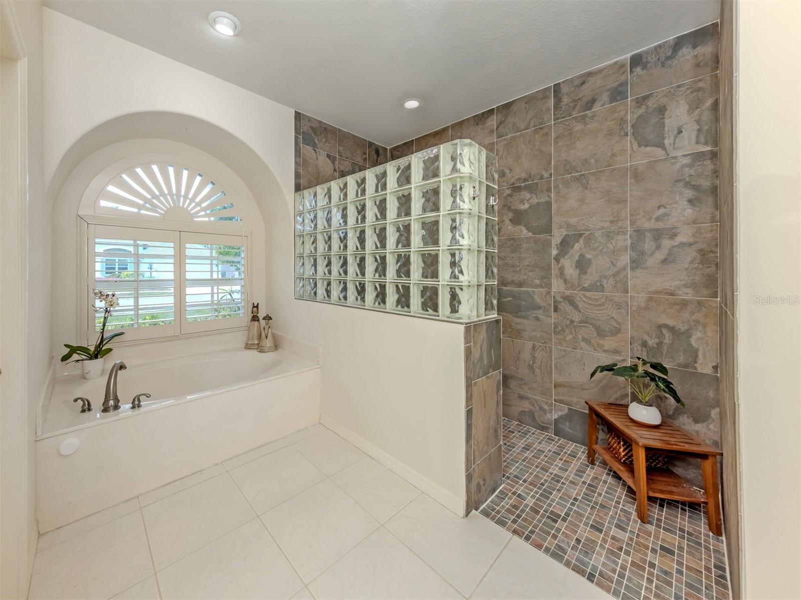 Image 21 of 60 For 2381 Sonoma Drive W