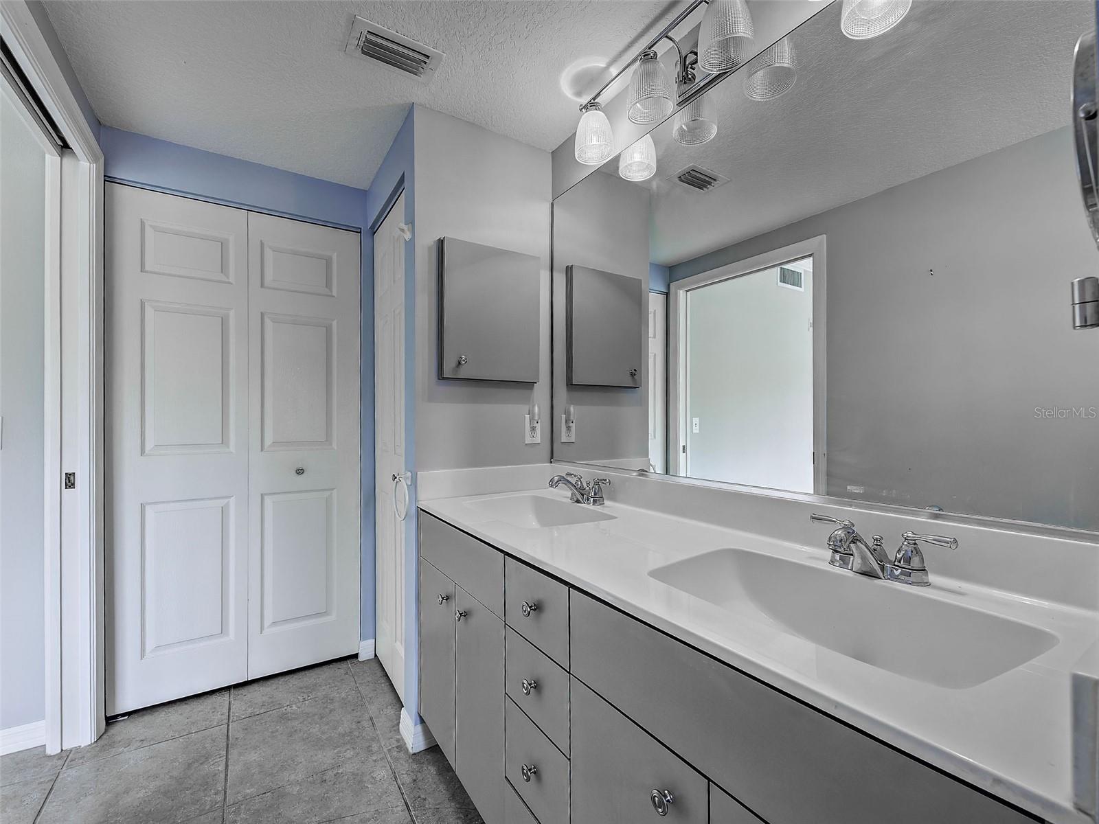 Image 23 of 48 For 902 Addington Court 103