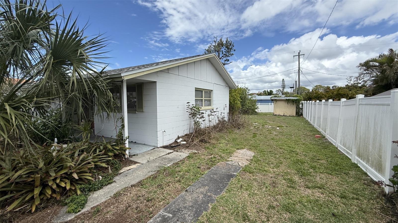 Listing photo id 1 for 309 Base Avenue E