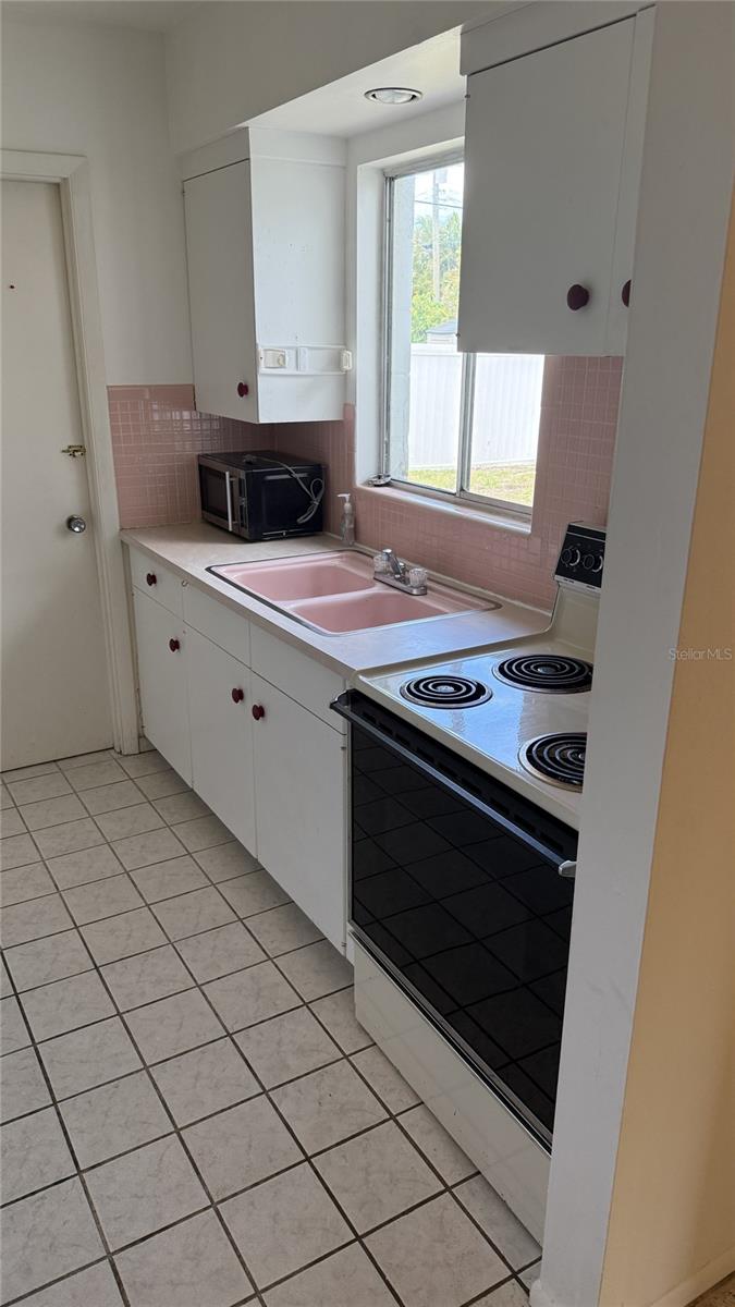 Listing photo id 4 for 309 Base Avenue E