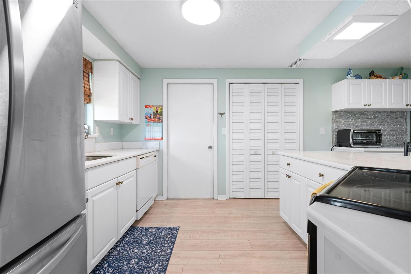 Image 14 of 41 For 981 Gondola Drive