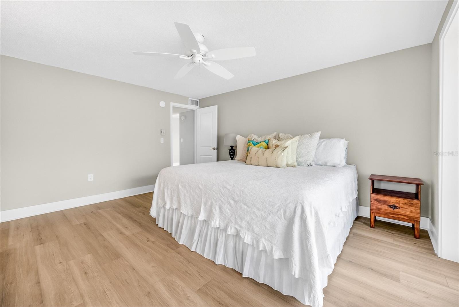 Image 17 of 34 For 509 Spanish Drive N