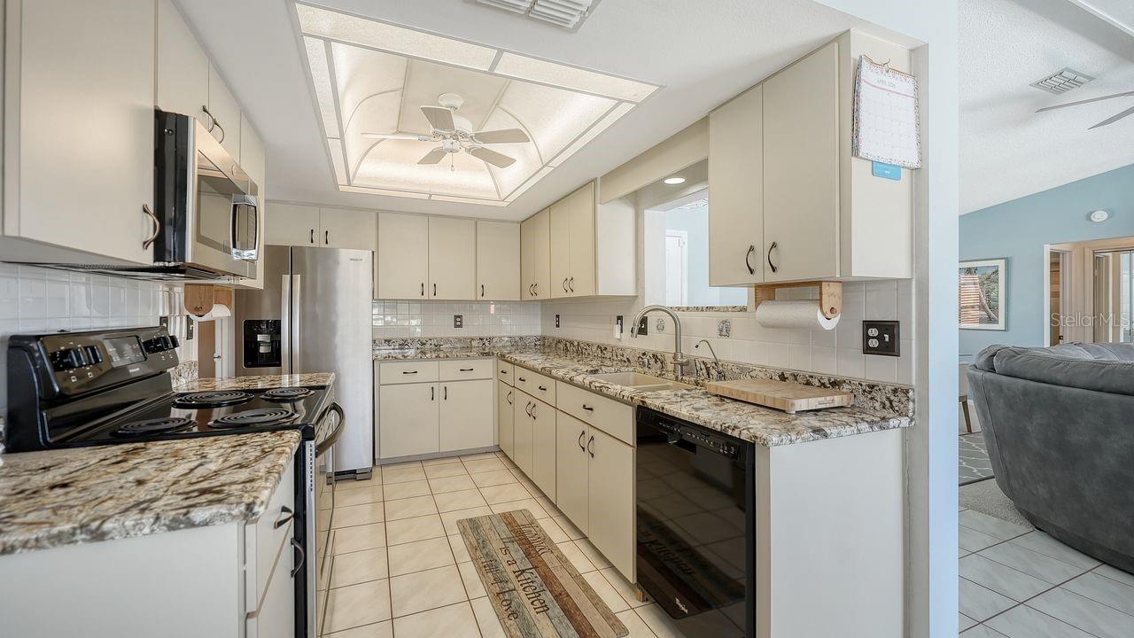 Image 11 of 34 For 723 Portia Street N