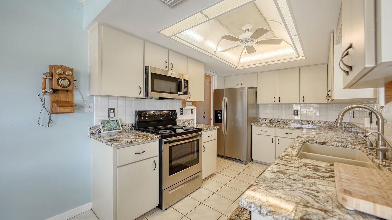 Image 12 of 34 For 723 Portia Street N