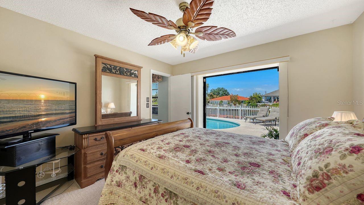 Image 13 of 34 For 723 Portia Street N