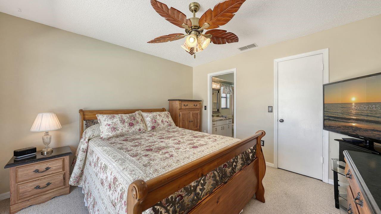 Image 14 of 34 For 723 Portia Street N