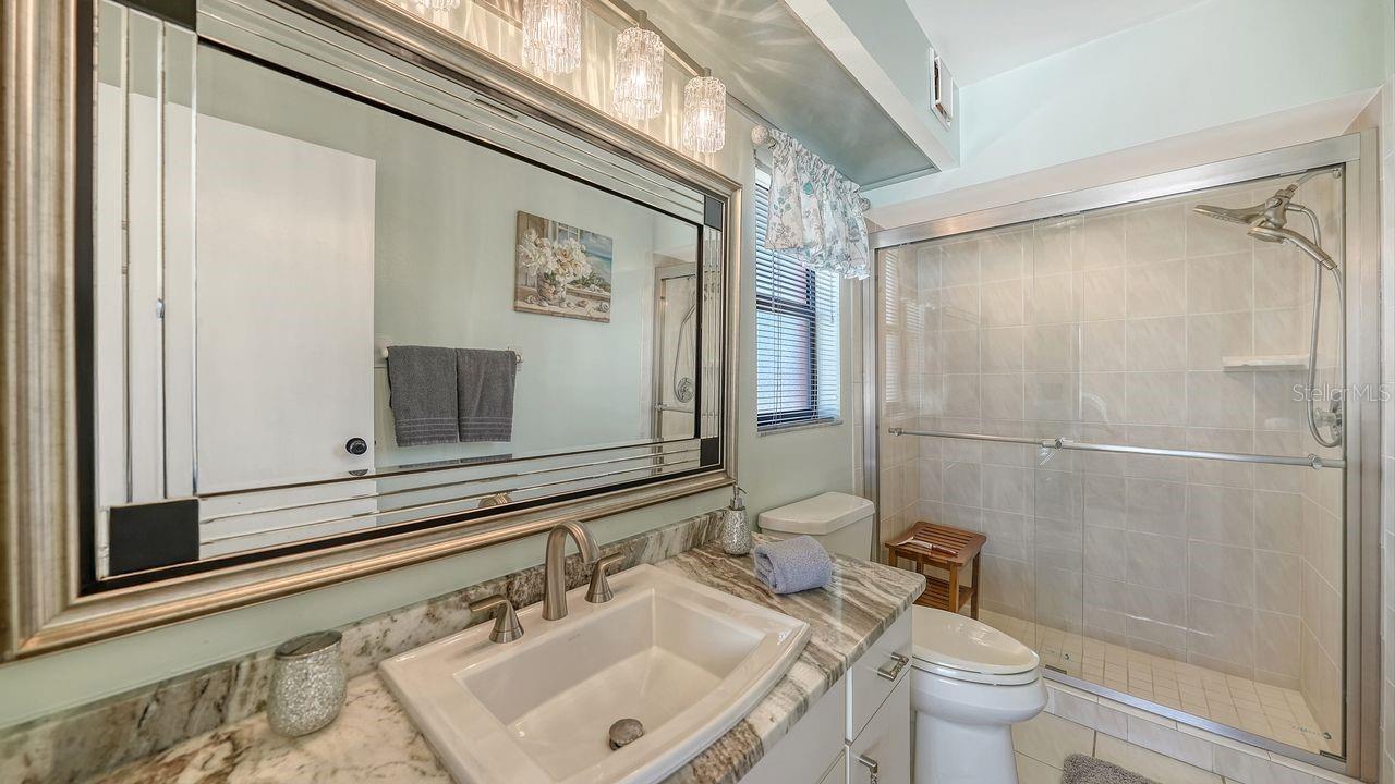 Image 15 of 34 For 723 Portia Street N