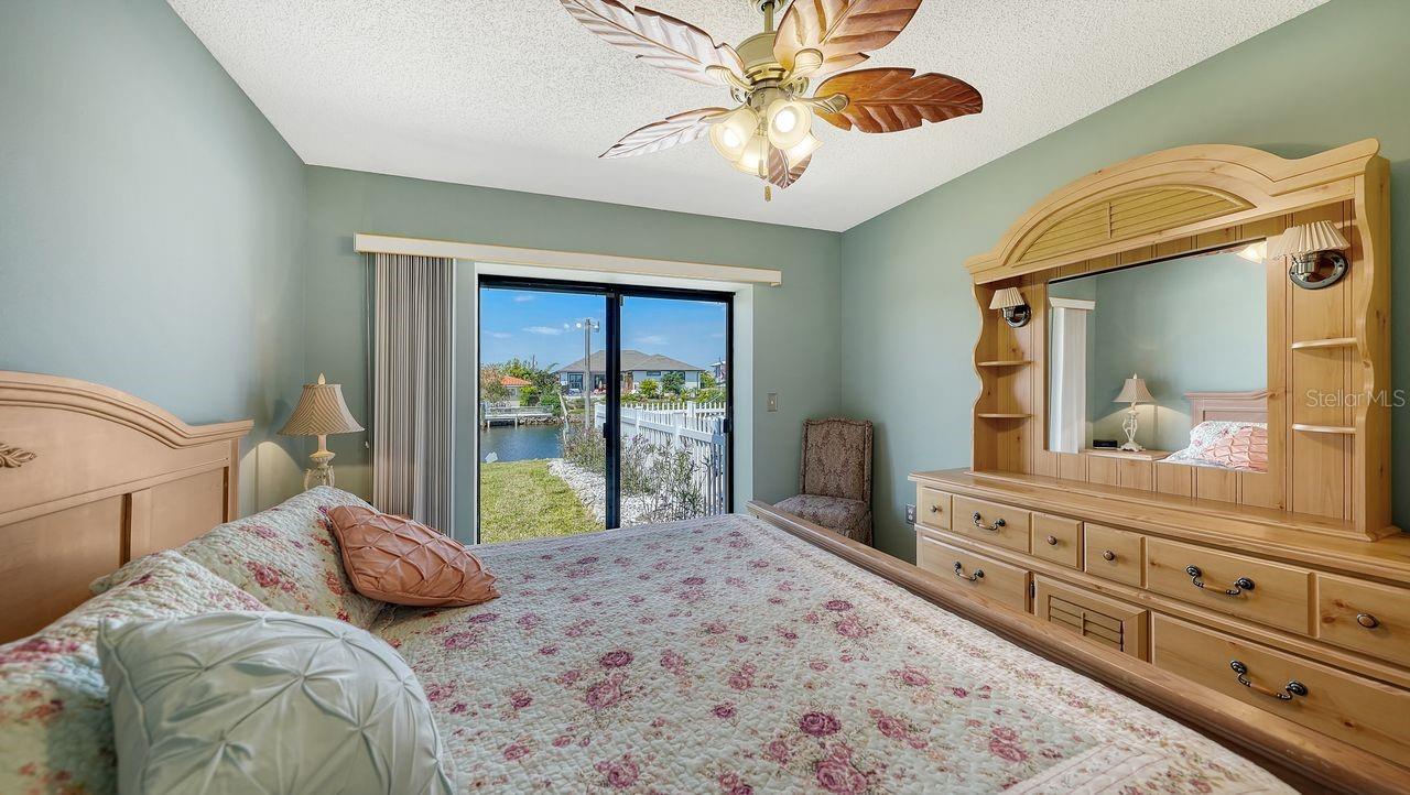 Image 17 of 34 For 723 Portia Street N