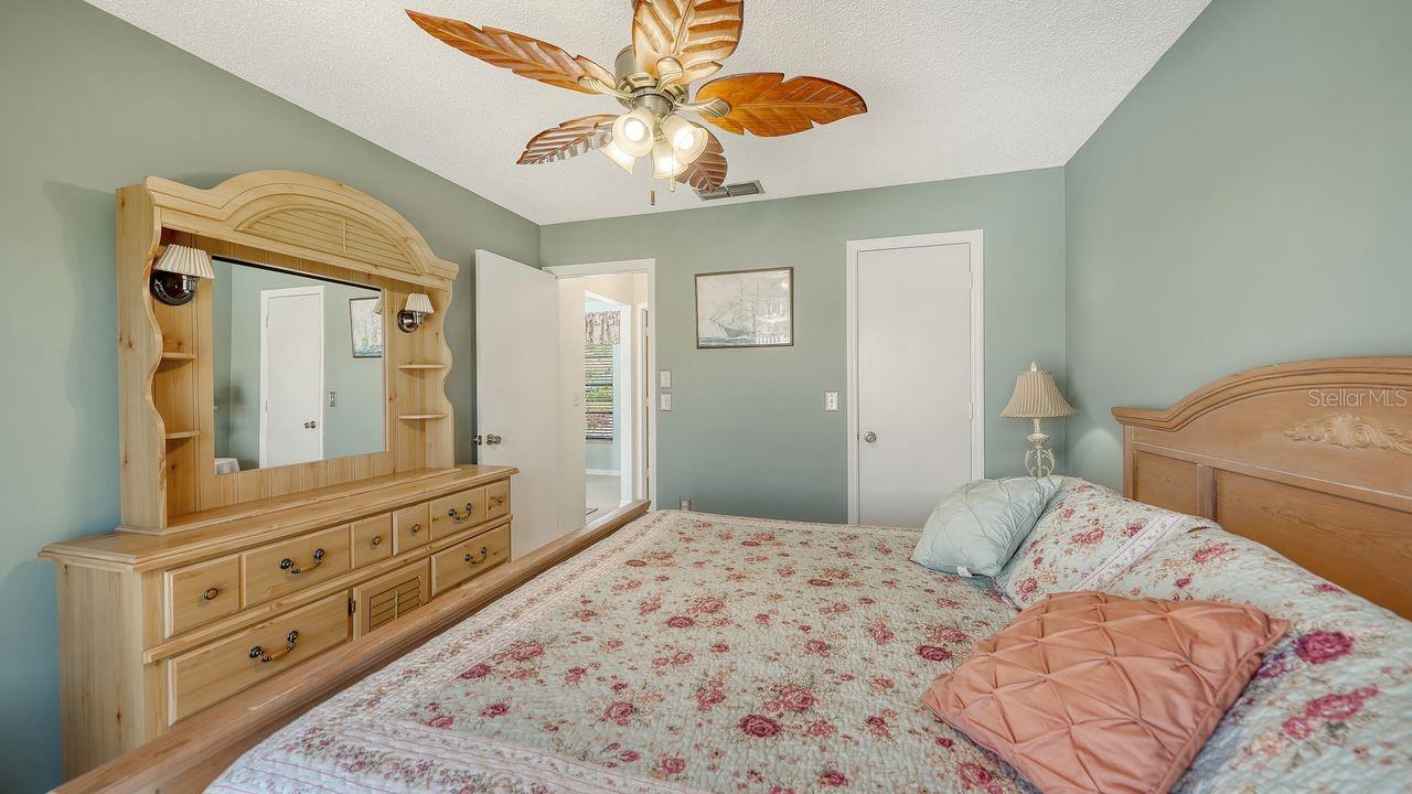 Image 18 of 34 For 723 Portia Street N