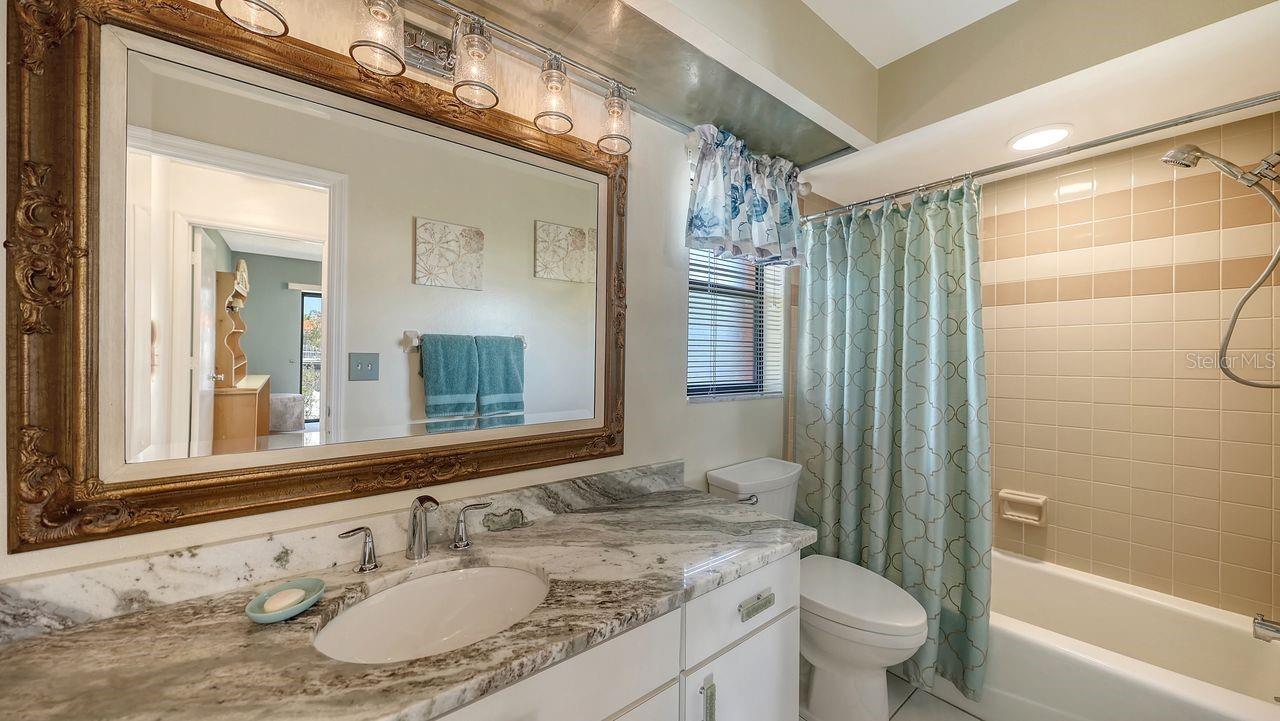 Image 19 of 34 For 723 Portia Street N