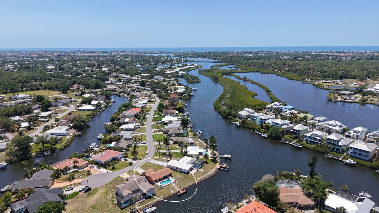 Image 2 of 34 For 723 Portia Street N