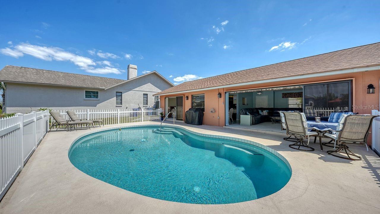 Image 24 of 34 For 723 Portia Street N