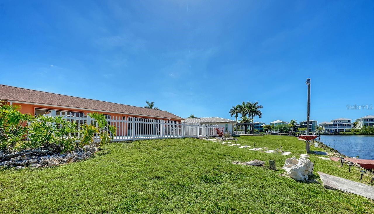 Image 26 of 34 For 723 Portia Street N