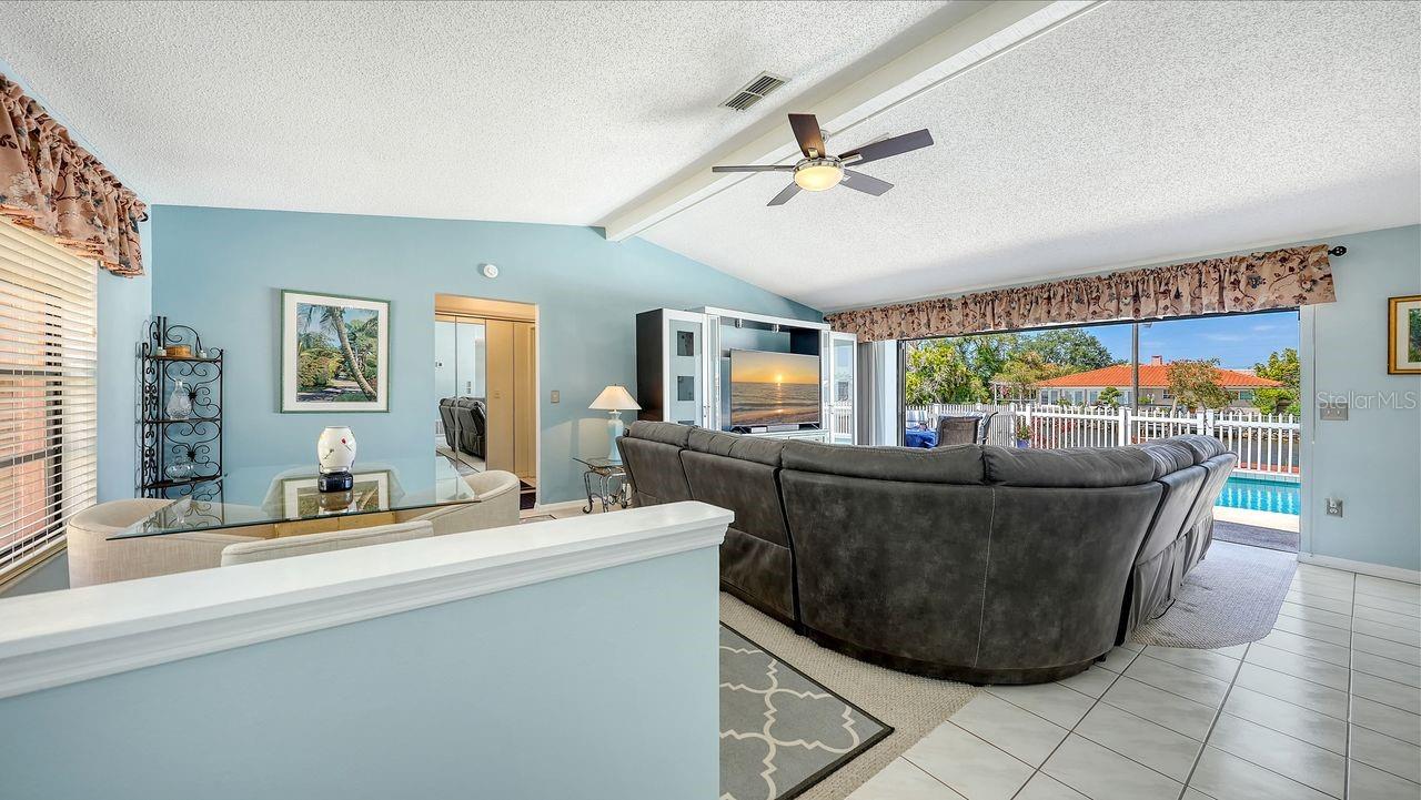 Image 4 of 34 For 723 Portia Street N