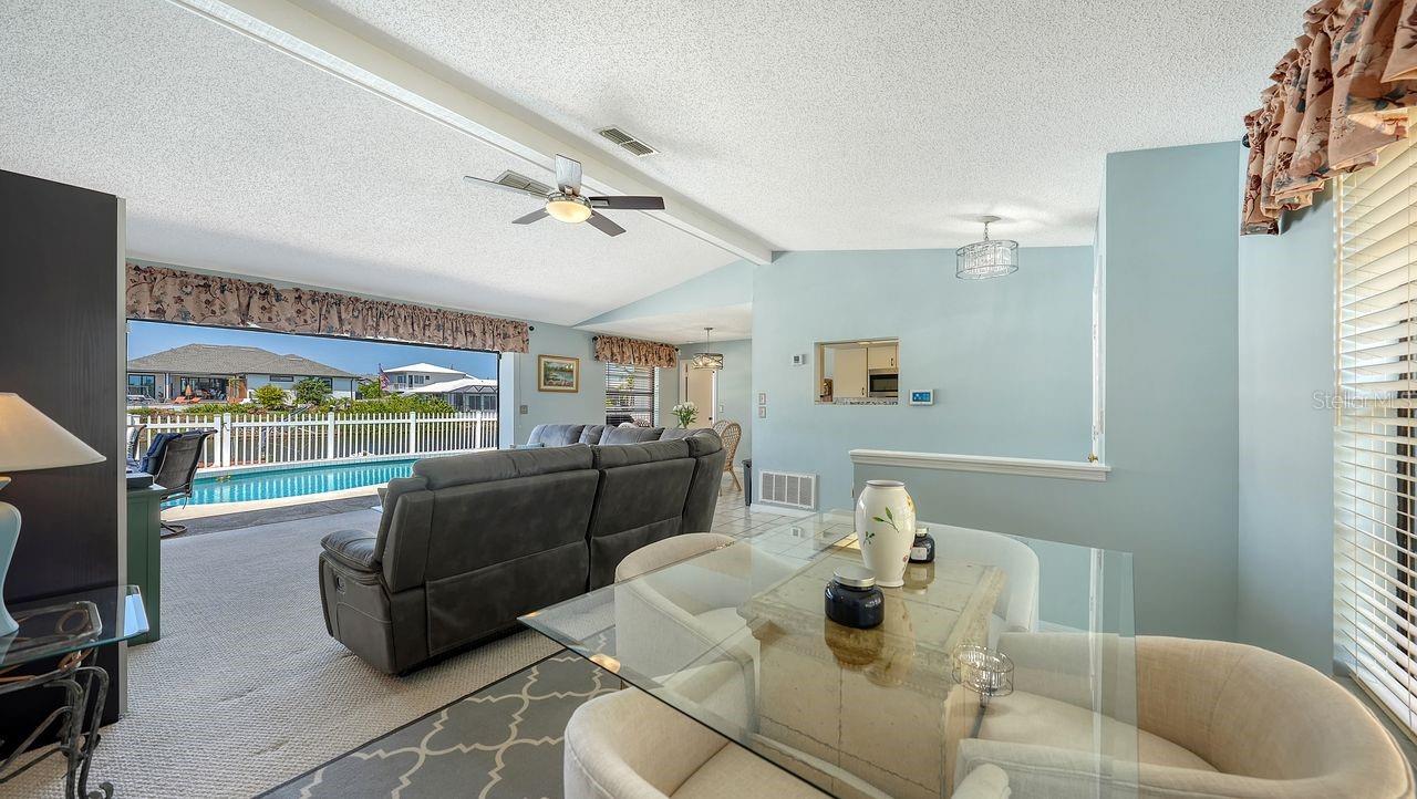 Image 5 of 34 For 723 Portia Street N