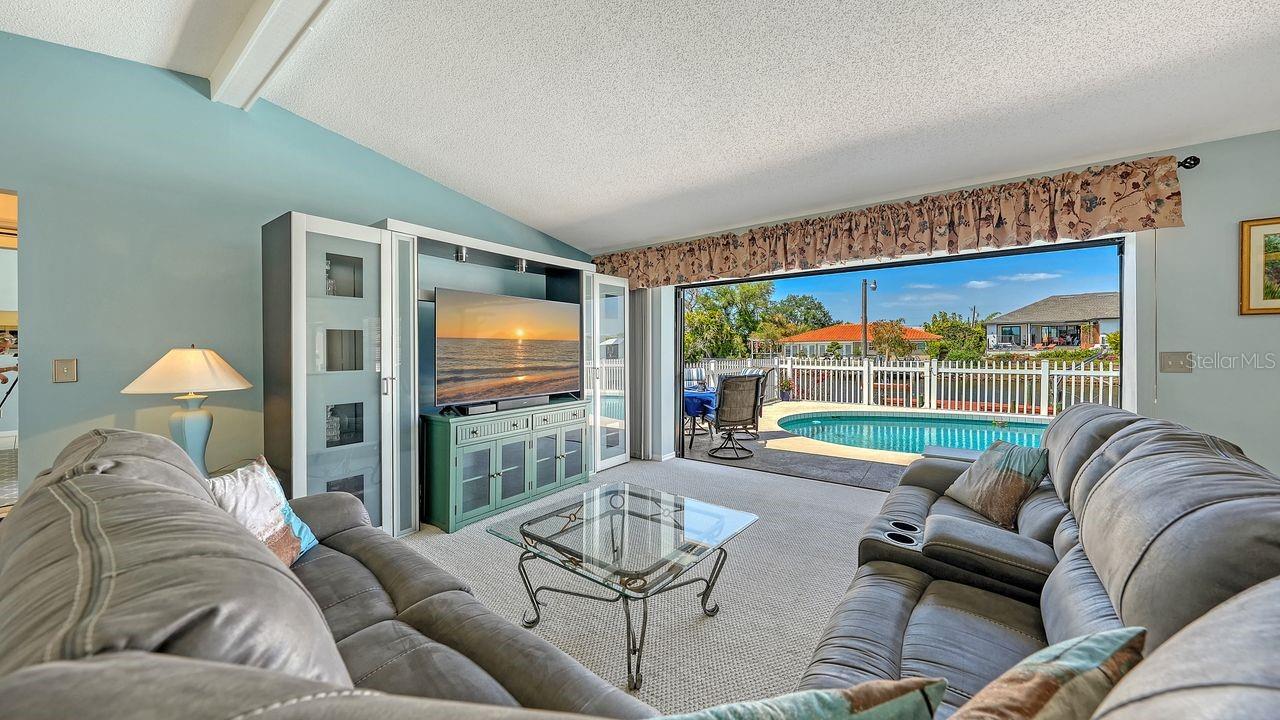 Image 6 of 34 For 723 Portia Street N