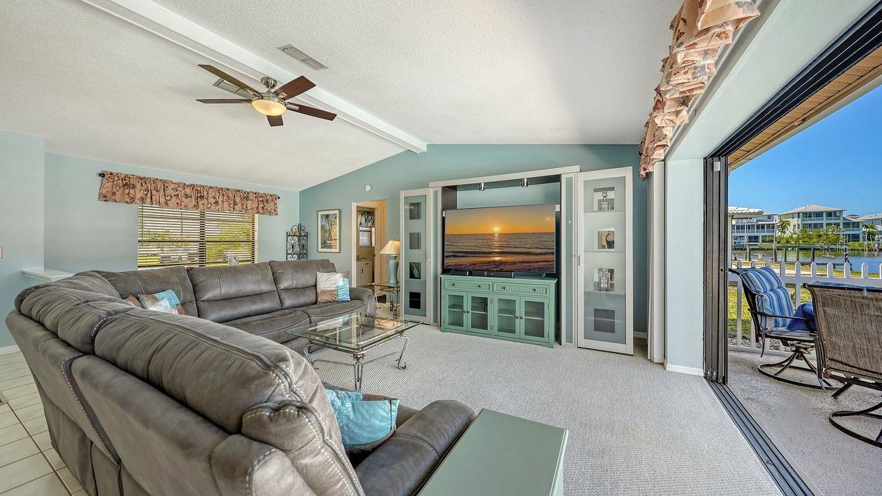 Image 7 of 34 For 723 Portia Street N