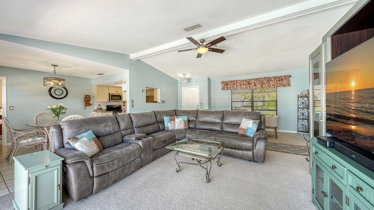 Image 8 of 34 For 723 Portia Street N