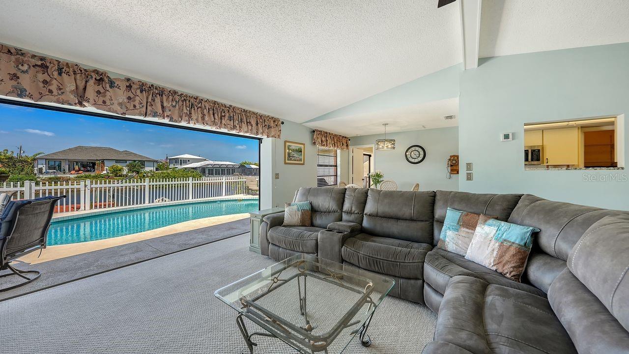 Image 9 of 34 For 723 Portia Street N