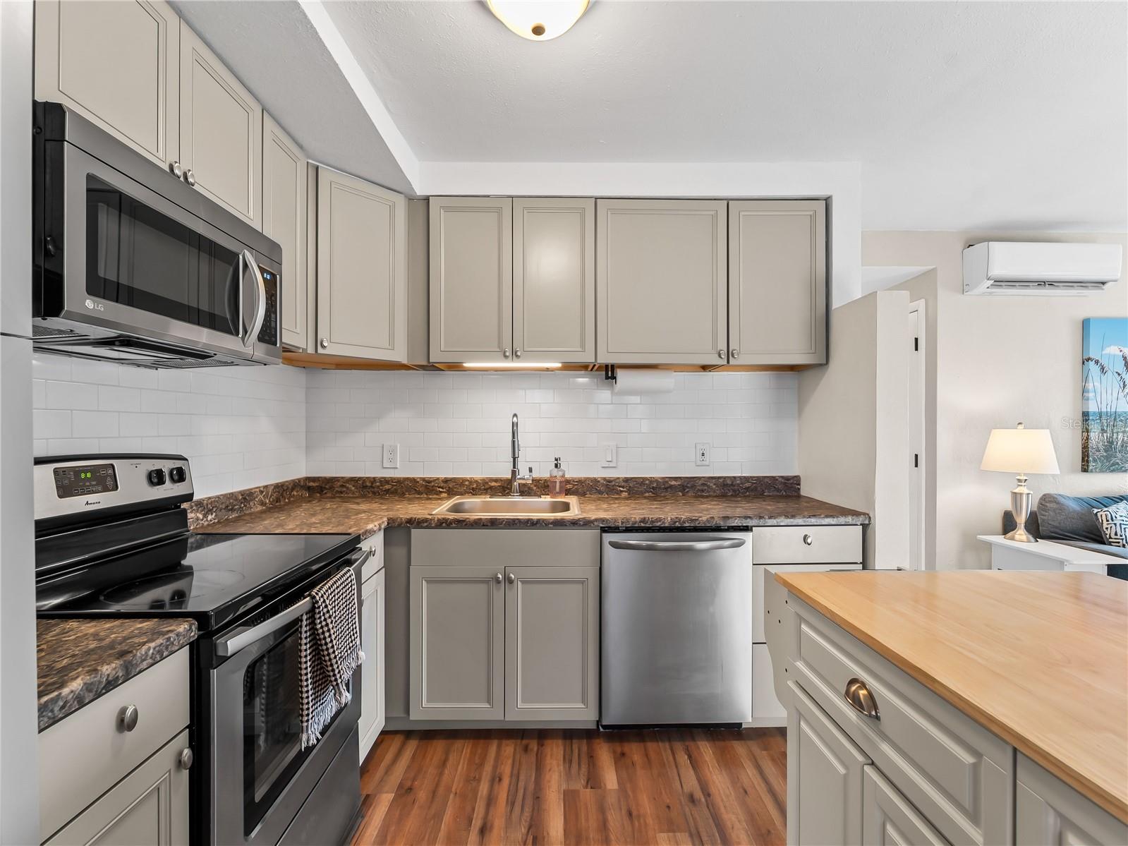 Image 11 of 56 For 1328 Jamaica Road