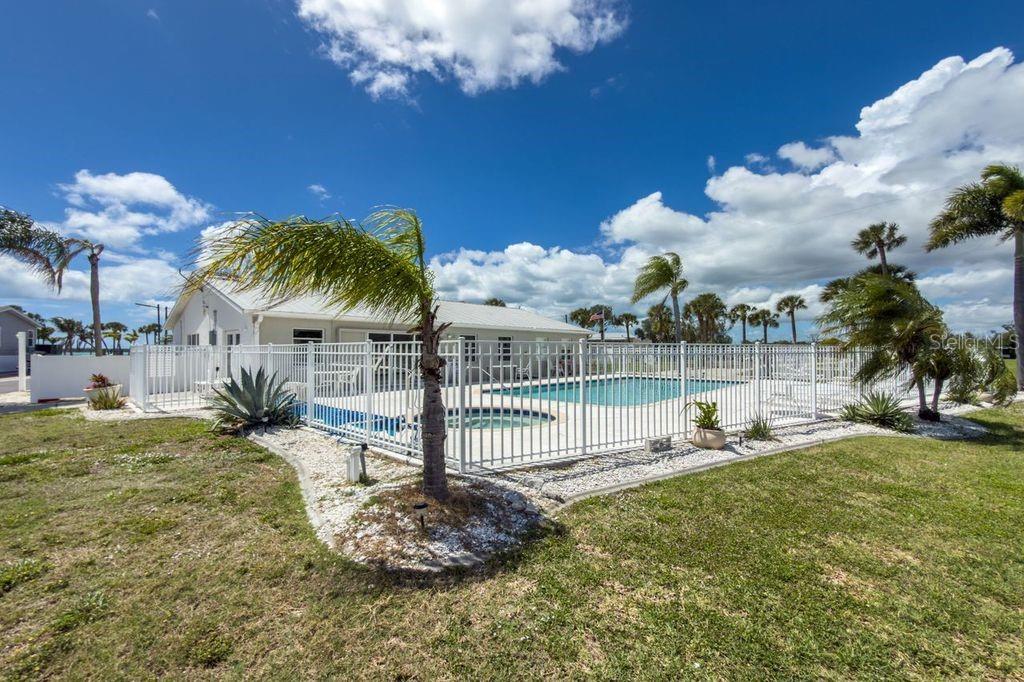 Image 11 of 59 For 7500 Park Pointe Drive 24