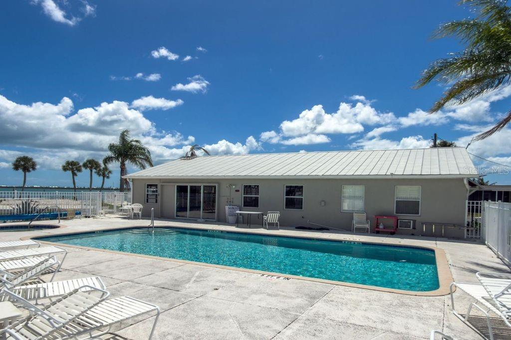 Image 16 of 59 For 7500 Park Pointe Drive 24