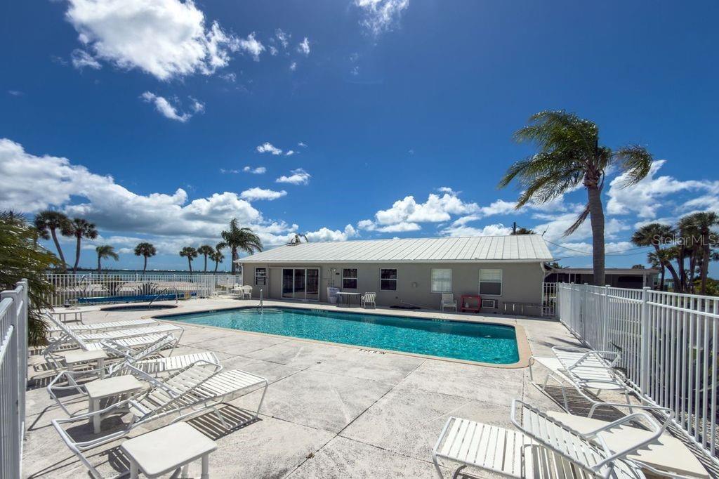 Image 7 of 59 For 7500 Park Pointe Drive 24