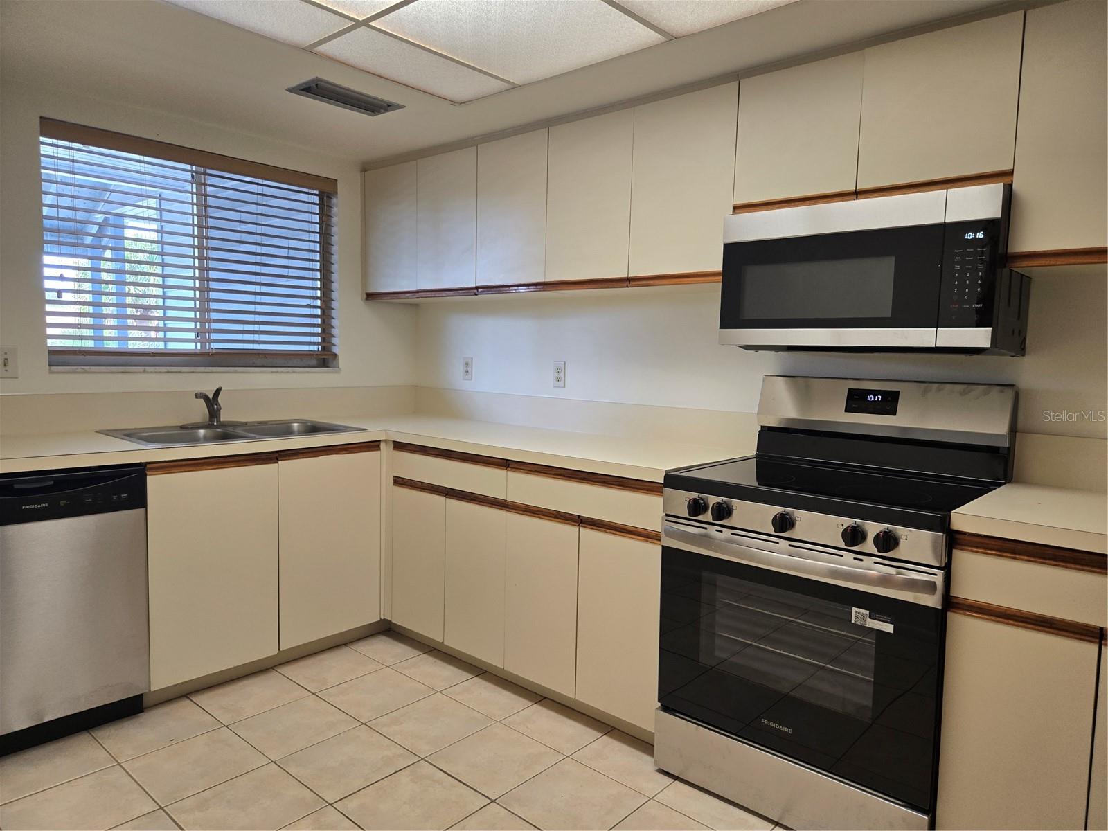 Image 4 of 45 For 251 Fenwick Drive 14