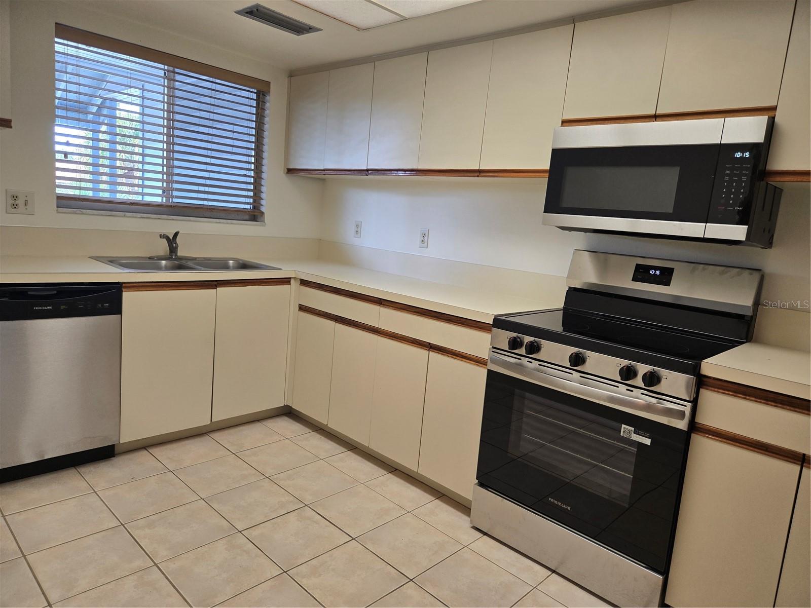 Image 6 of 45 For 251 Fenwick Drive 14