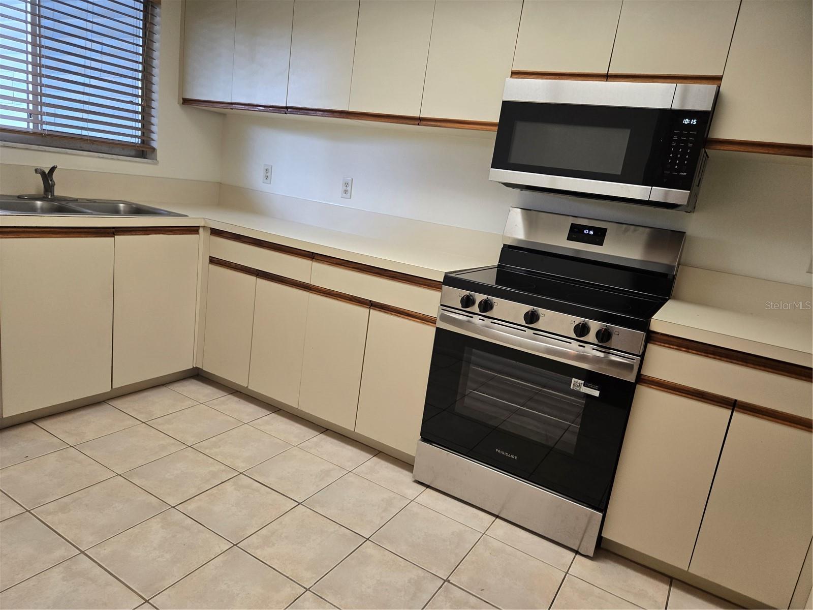 Image 7 of 45 For 251 Fenwick Drive 14