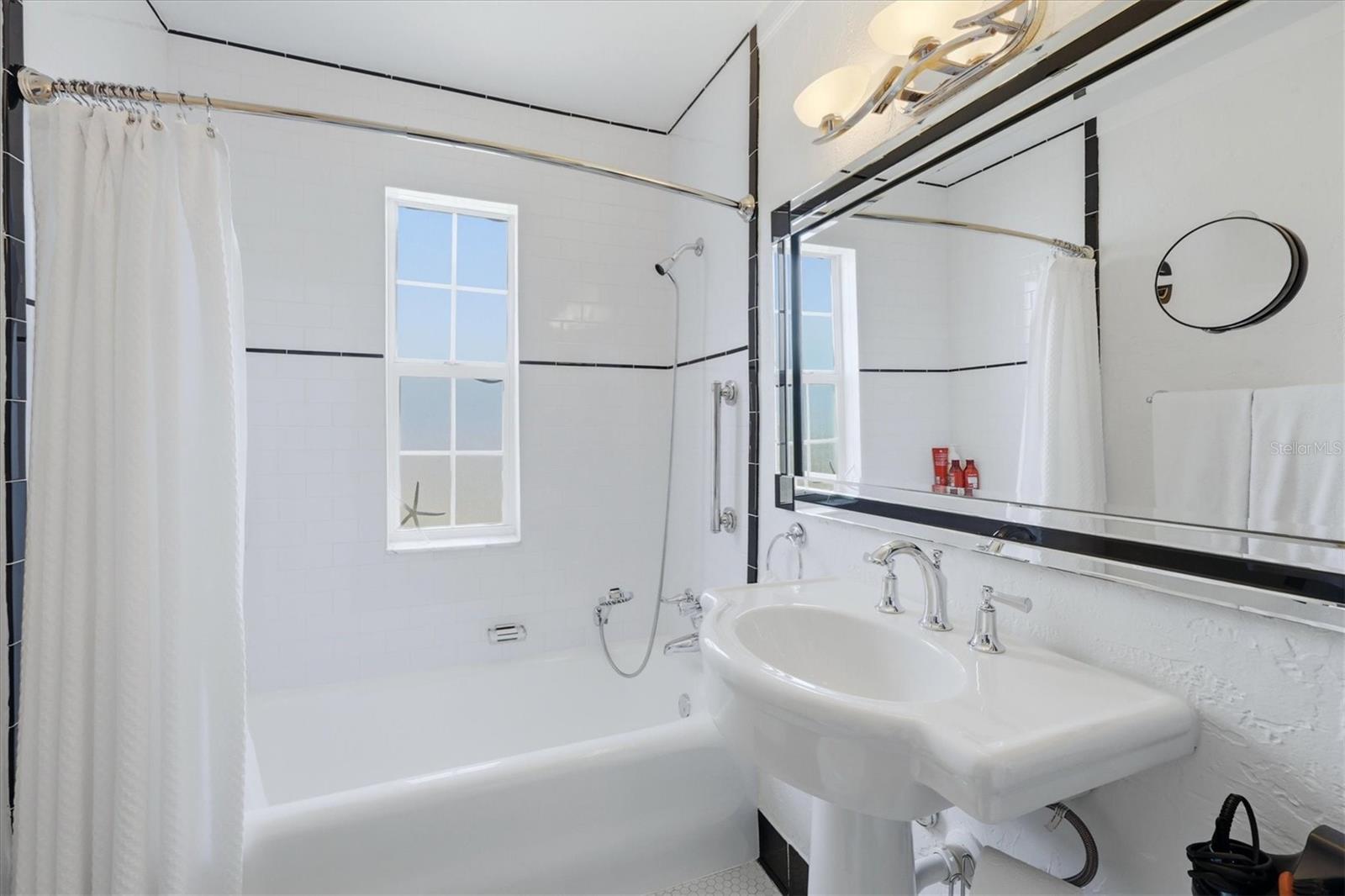 Image 36 of 76 For 521 Harbor Drive S