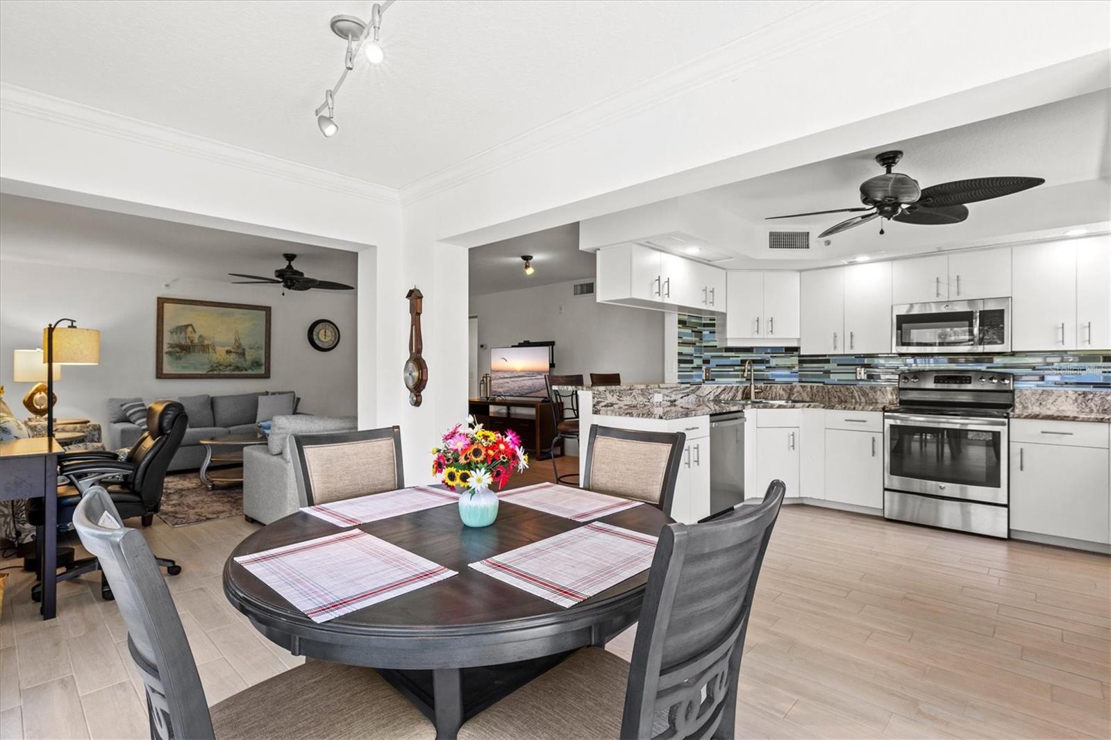 Image 16 of 74 For 811 Montrose Drive 103