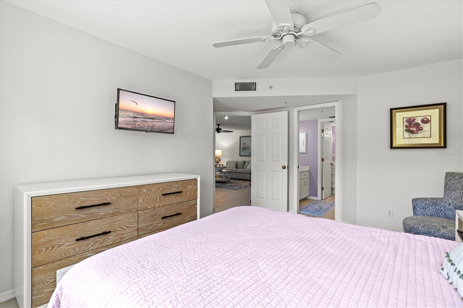 Image 25 of 74 For 811 Montrose Drive 103