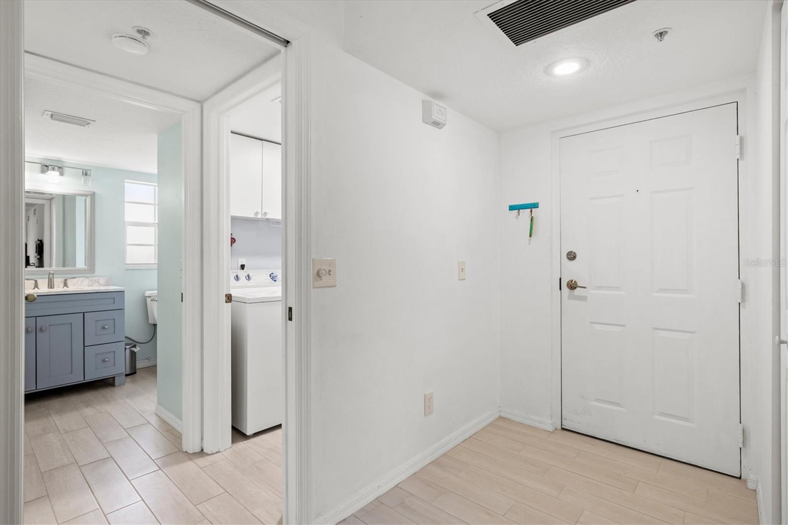 Image 35 of 74 For 811 Montrose Drive 103