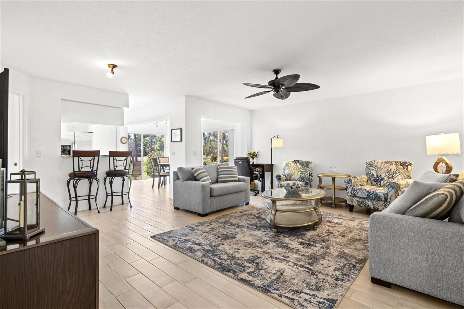 Image 4 of 74 For 811 Montrose Drive 103