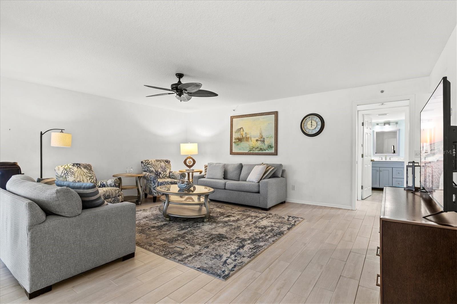 Image 6 of 74 For 811 Montrose Drive 103