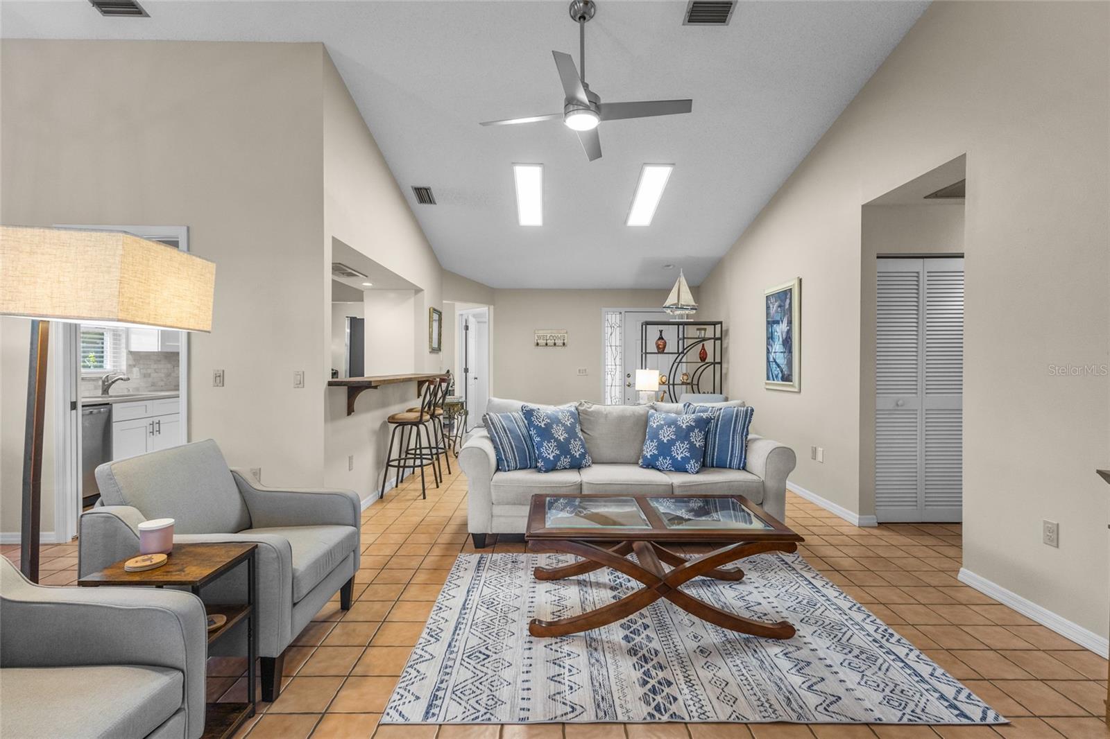 Image 14 of 76 For 138 Southampton Place S # 357