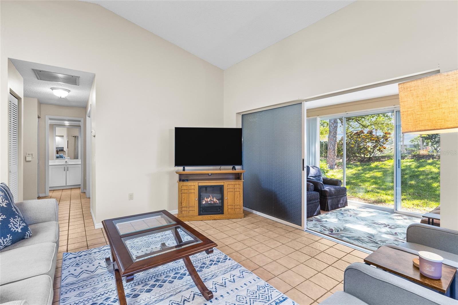 Image 15 of 76 For 138 Southampton Place S # 357