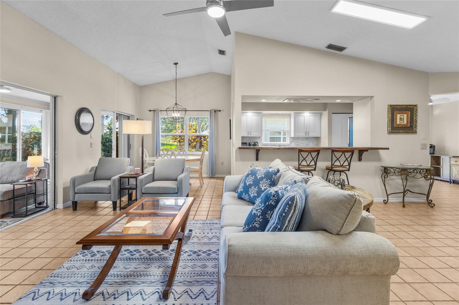 Image 17 of 76 For 138 Southampton Place S # 357