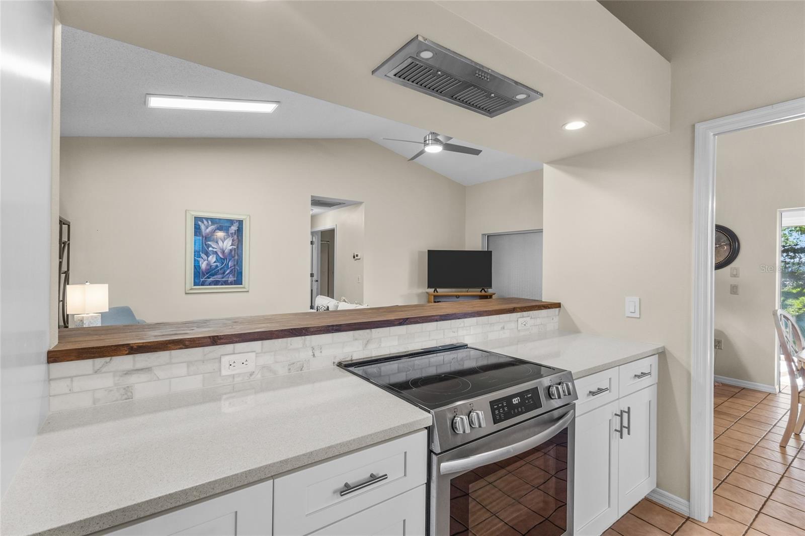 Image 3 of 76 For 138 Southampton Place S # 357