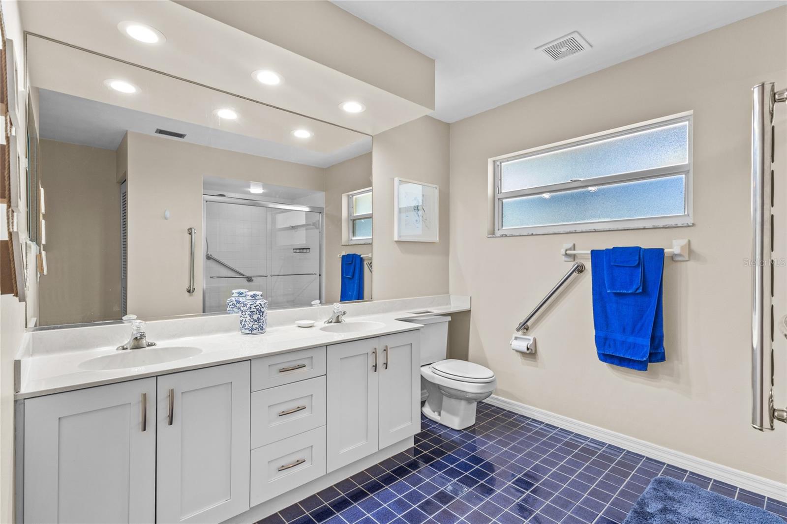 Image 32 of 76 For 138 Southampton Place S # 357