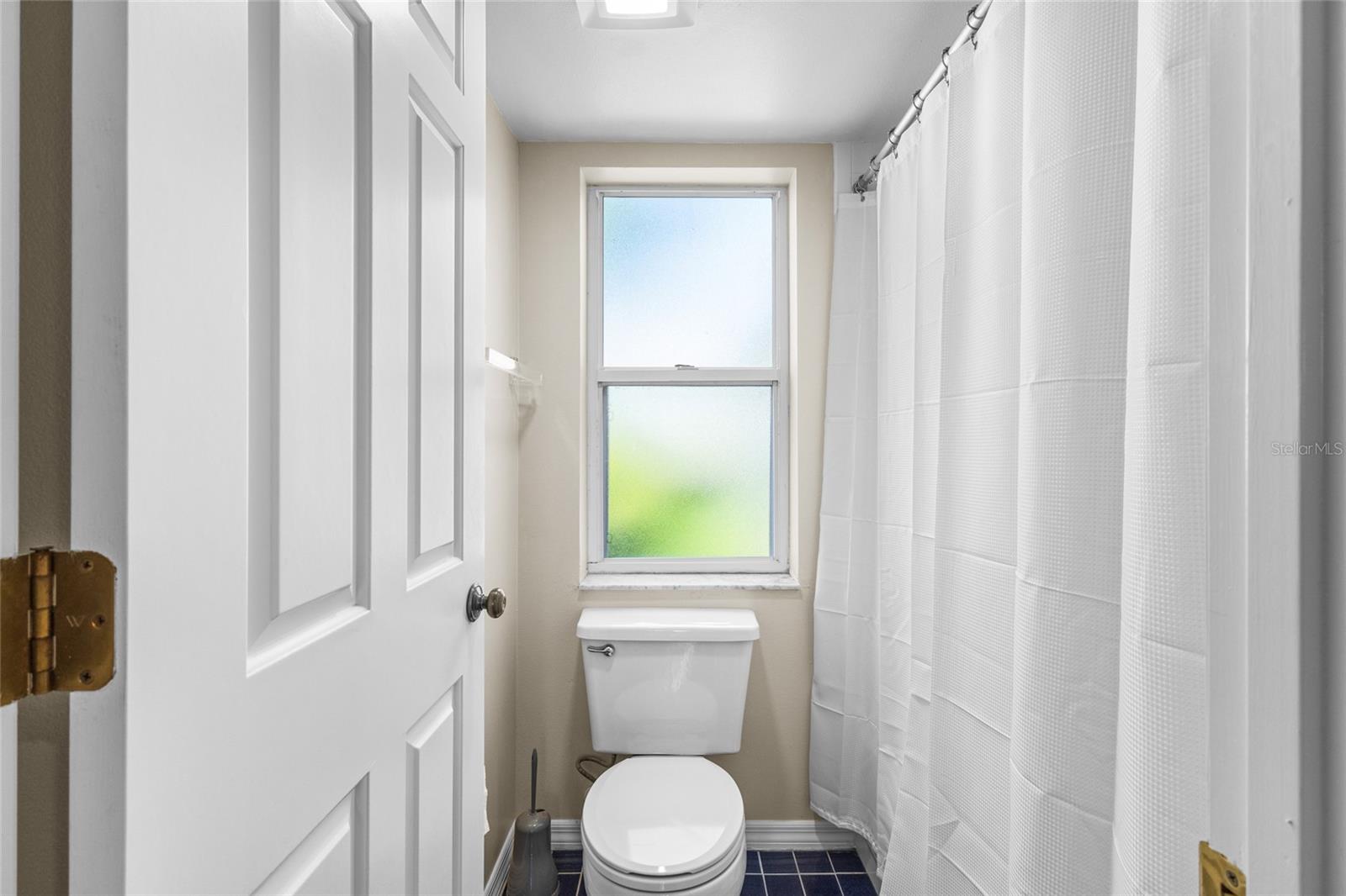 Image 41 of 76 For 138 Southampton Place S # 357