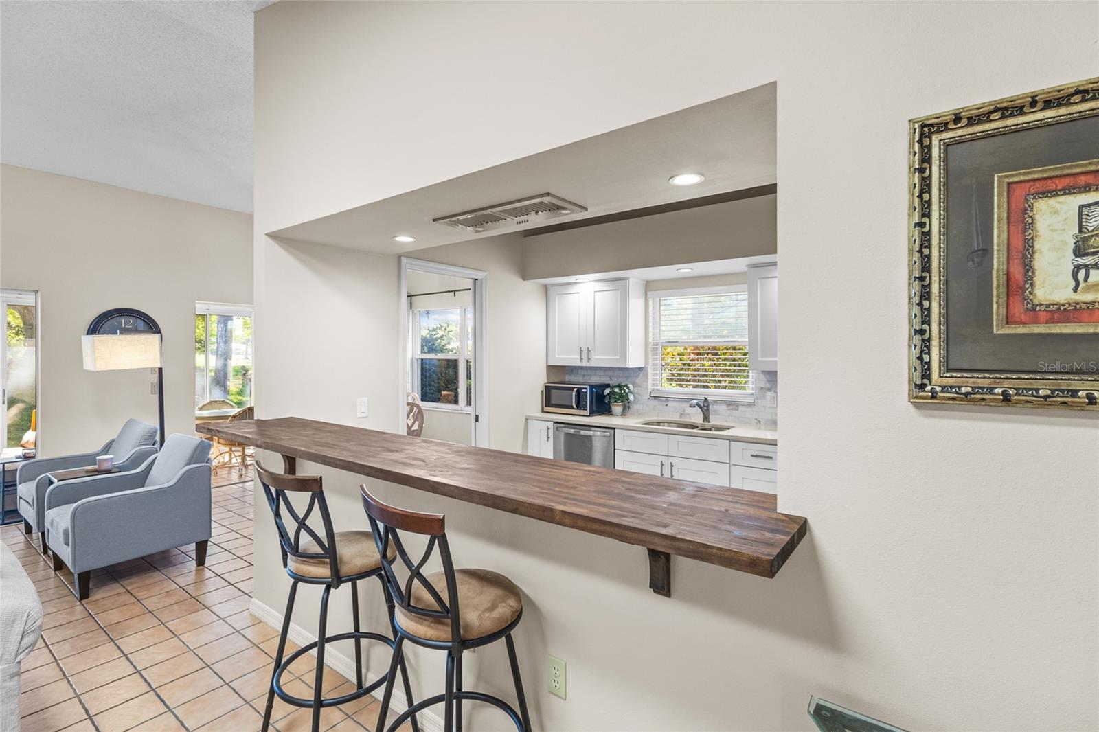 Image 8 of 76 For 138 Southampton Place S # 357