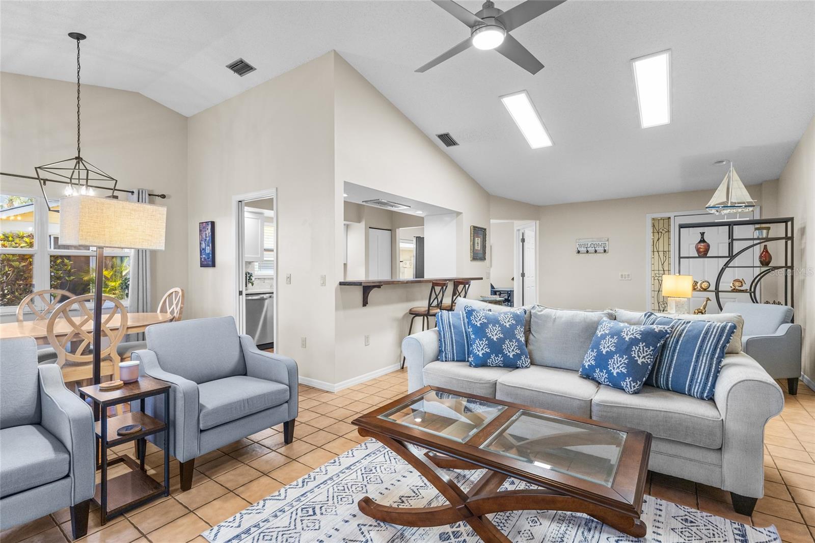 Image 9 of 76 For 138 Southampton Place S # 357