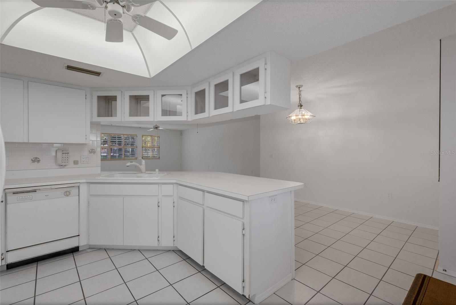 Image 12 of 37 For 528 Venice Avenue # 1