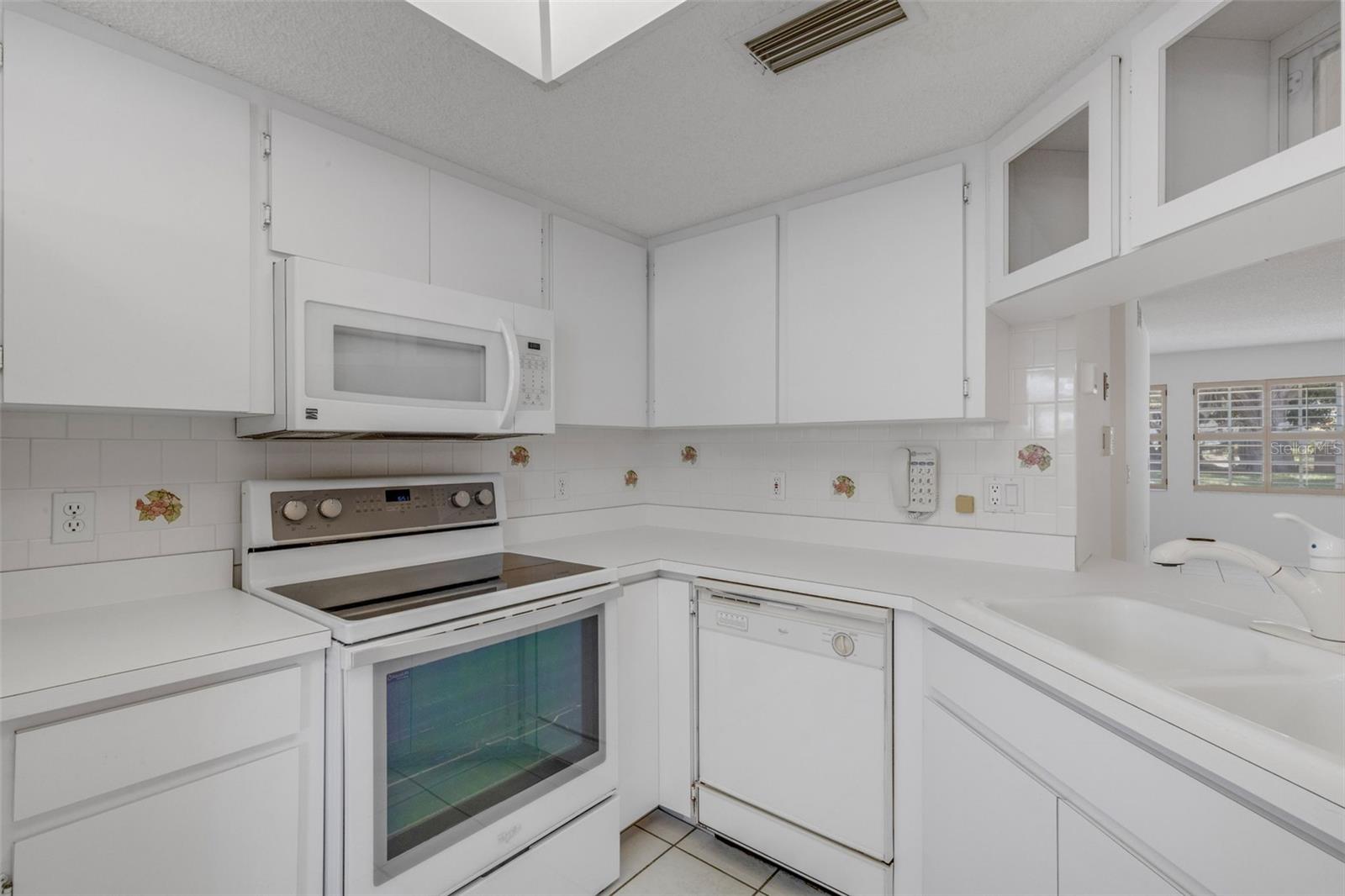 Image 13 of 37 For 528 Venice Avenue # 1